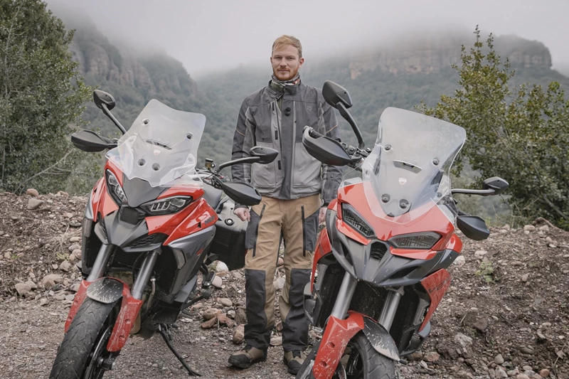 Sonne, Wind, Regen und sogar Schnee hatten wir auf unserer Reise in die Pyrenäen. Zum Glück ist die FOX Ranger ADV Kombi extrem vielseitig einsetzbar. Sonne, Wind, Regen und sogar Schnee hatten wir auf unserer Reise in die Pyrenäen. Zum Glück ist die FOX Ranger ADV Kombi extrem vielseitig einsetzbar.