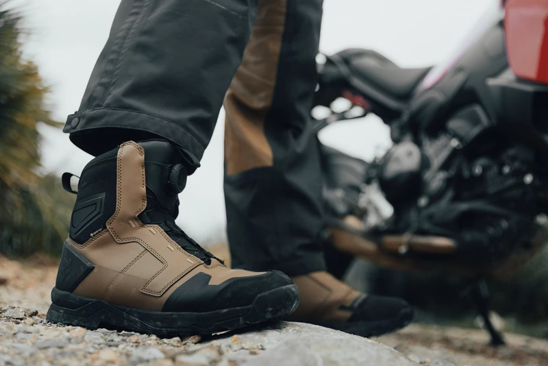 Bequem wie ein Wanderschuh, doch robust und wetterbeständig wie ein Motorradstiefel. Der FOX Defend ADV Stiefel hat sich auf unserer Tour bewährt. Bequem wie ein Wanderschuh, doch robust und wetterbeständig wie ein Motorradstiefel. Der FOX Defend ADV Stiefel hat sich auf unserer Tour bewährt.