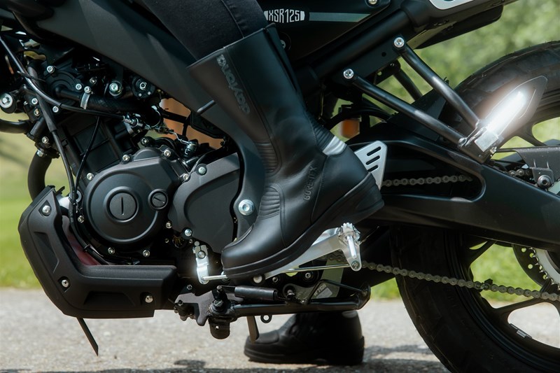 Durch die erhöhte Sohle des Ladypilot GTX sollte unbedingt die Schalthebelposition am Motorrad angepasst werden, sonst wird das Hochschalten schnell zur Herausforderung. Durch die erhöhte Sohle des Ladypilot GTX sollte unbedingt die Schalthebelposition am Motorrad angepasst werden, sonst wird das Hochschalten schnell zur Herausforderung.