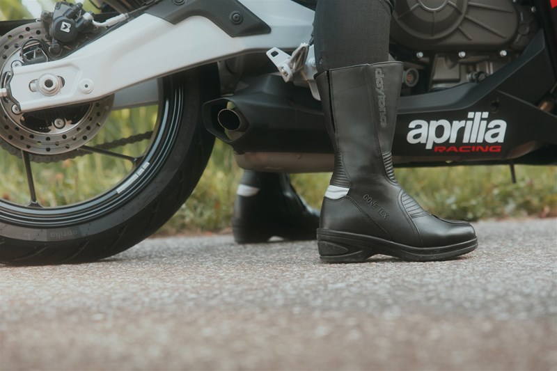 Mit dem ganzen Fuss flach am Boden zu stehen, bringt deutlich mehr Sicherheit beim Halten und Rangieren des Motorrads. Mit dem ganzen Fuss flach am Boden zu stehen, bringt deutlich mehr Sicherheit beim Halten und Rangieren des Motorrads.