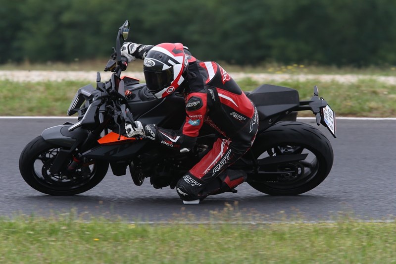 Die KTM 990 Duke wurde am Pannoniaring, in Bad Fischau auf der Supermoto Strecke und auf der Landstraße intensiv getestet. Die KTM 990 Duke wurde am Pannoniaring, in Bad Fischau auf der Supermoto Strecke und auf der Landstraße intensiv getestet.