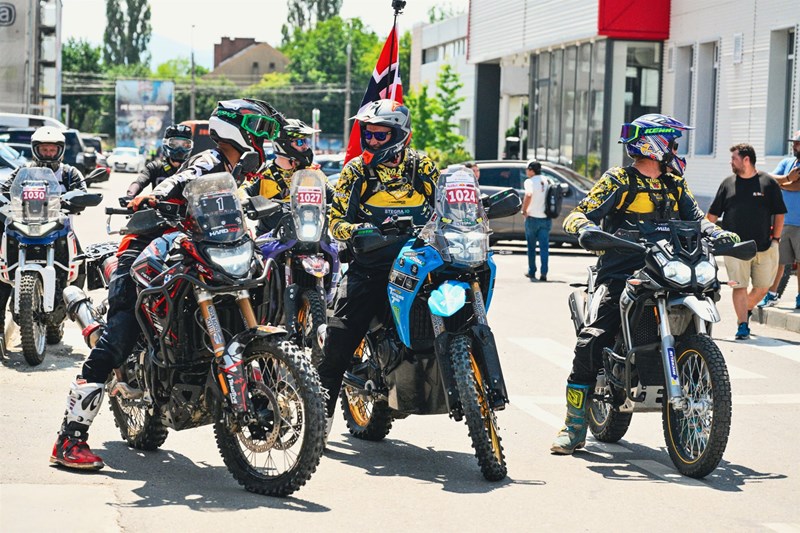 In guter Gesellschaft! In und abseits der zwei neuen Adventure Rennklassen tummeln sich bekannte Fahrer auf mehrzylindrigen Adventure Bikes. In guter Gesellschaft! In und abseits der zwei neuen Adventure Rennklassen tummeln sich bekannte Fahrer auf mehrzylindrigen Adventure Bikes.