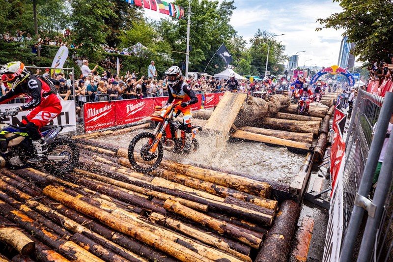 Trotz der inzwischen zahlreich vertretenen Reiseenduros, bleiben die Red Bull Romaniacs ein knallhartes Hardenduro-Event. Trotz der inzwischen zahlreich vertretenen Reiseenduros, bleiben die Red Bull Romaniacs ein knallhartes Hardenduro-Event.