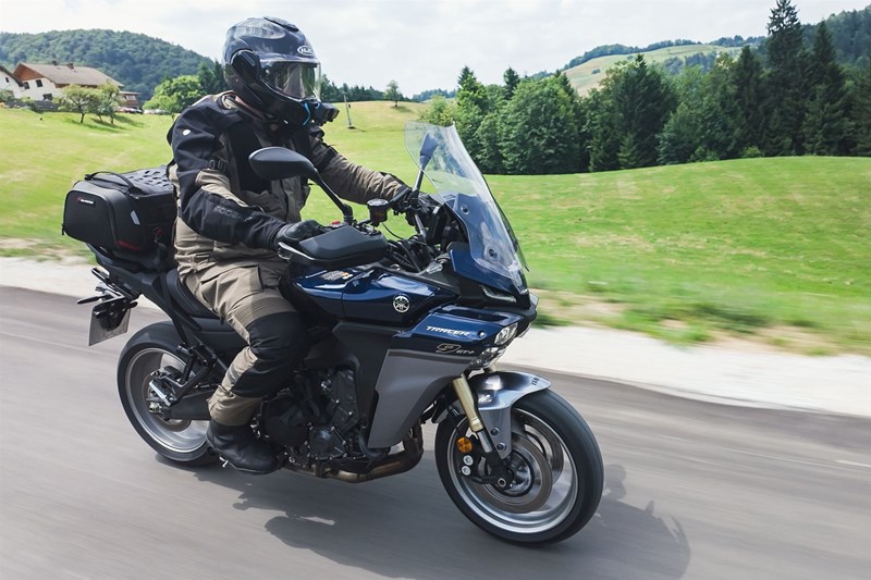 Seit vielen Jahren begeistert die Yamaha Tracer mit ihrem agilen, sportlichen und sorglosen Charakter. Seit vielen Jahren begeistert die Yamaha Tracer mit ihrem agilen, sportlichen und sorglosen Charakter.