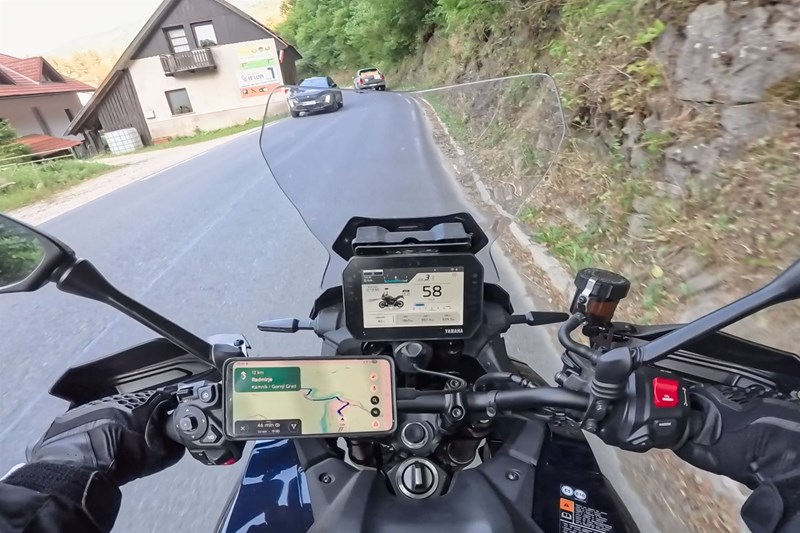 Bei 58 km/h würde ich normalerweise nicht den dritten Gang wählen, um an Wohnhäusern vorbei zu cruisen. Leider lässt die Y-AMT Schaltautomatik hier keinen höheren Gang zu. Bei 58 km/h würde ich normalerweise nicht den dritten Gang wählen, um an Wohnhäusern vorbei zu cruisen. Leider lässt die Y-AMT Schaltautomatik hier keinen höheren Gang zu.
