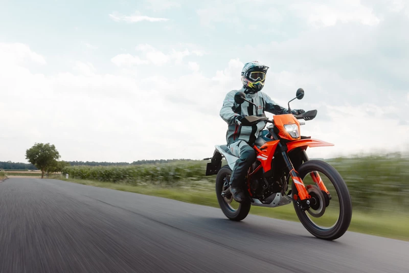 Fahrwerk, Ergonomie und Sitzbank bieten genug Komfort für lange Stunden im Sattel. Die Zuladung und das Drehzahlniveau bei hohen Geschwindigkeiten gehen auch in Ordnung. Fahrwerk, Ergonomie und Sitzbank bieten genug Komfort für lange Stunden im Sattel. Die Zuladung und das Drehzahlniveau bei hohen Geschwindigkeiten gehen auch in Ordnung.