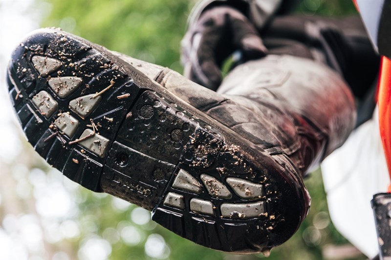 Der mittlere Teil der Fußsohle, der bei Offroadtouren von scharfen Fußrastenzähnen gefressen wird, kann über ein paar Schrauben demontiert und ausgetauscht werden. Der mittlere Teil der Fußsohle, der bei Offroadtouren von scharfen Fußrastenzähnen gefressen wird, kann über ein paar Schrauben demontiert und ausgetauscht werden.
