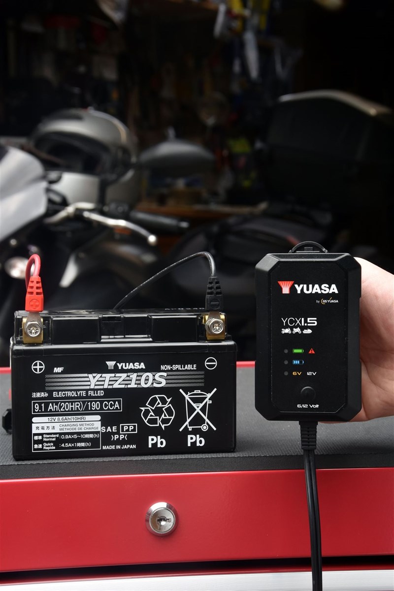 Yuasa YCX1.5 Ladegerät mit Motorradbatterie im Einsatz