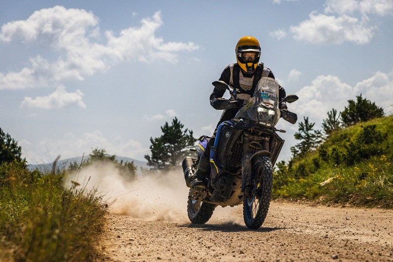Aufgewirbelte Steine prallen wirkungslos am Daytona TransTourMan ab. Durch das Fehlen eines massiven Knöchelschutzes sollte man es aber vermeiden, das Bein zwischen Motorrad und Gelände einzuklemmen. Aufgewirbelte Steine prallen wirkungslos am Daytona TransTourMan ab. Durch das Fehlen eines massiven Knöchelschutzes sollte man es aber vermeiden, das Bein zwischen Motorrad und Gelände einzuklemmen.