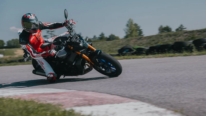 Martin Bauer mit der Yamaha MT-09 SP in Bad Fischau auf der Supermoto Strecke Martin Bauer mit der Yamaha MT-09 SP in Bad Fischau auf der Supermoto Strecke