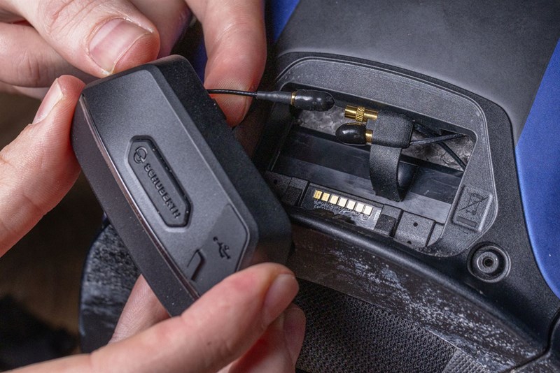 Der Einbau des SC2-Systems in den Schuberth Helm dauert nur wenige Minuten und braucht kein Werkzeug.