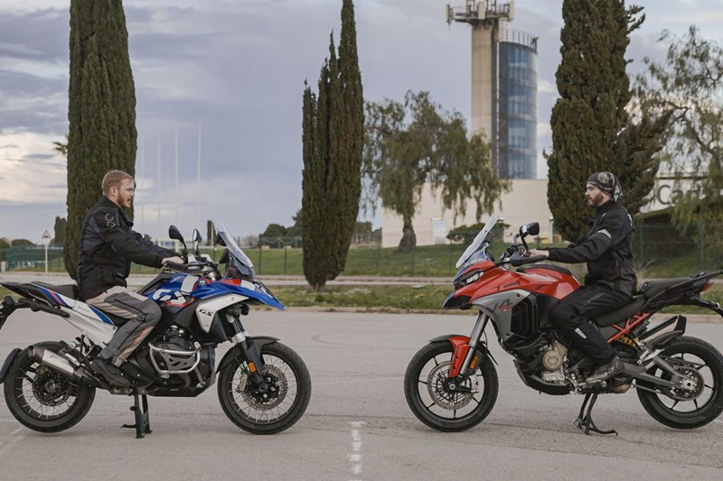 In Barcelona stellt sich wieder einmal die Frage: Welches Bike verdient sich den Platz an der Spitze der Big-Enduros. In Barcelona stellt sich wieder einmal die Frage: Welches Bike verdient sich den Platz an der Spitze der Big-Enduros.