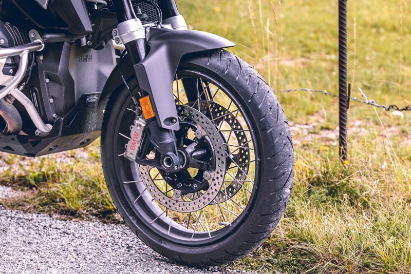 Der Bridgestone T33 und ähnliche Reifen passen perfekt zum Einsatzbereich der BMW R 1300 GS.