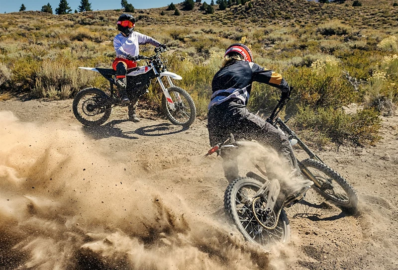 Die Zero XE und XB sind gemacht für Spielereien und Fahrspaß im losen Gelände. Die Zero XE und XB sind gemacht für Spielereien und Fahrspaß im losen Gelände.