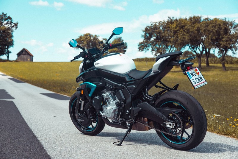 Die 675NK präsentiert sich als muskulöses Naked Bike. Sitzposition und Fahrverhalten bleiben aber zugänglich. Die 675NK präsentiert sich als muskulöses Naked Bike. Sitzposition und Fahrverhalten bleiben aber zugänglich.