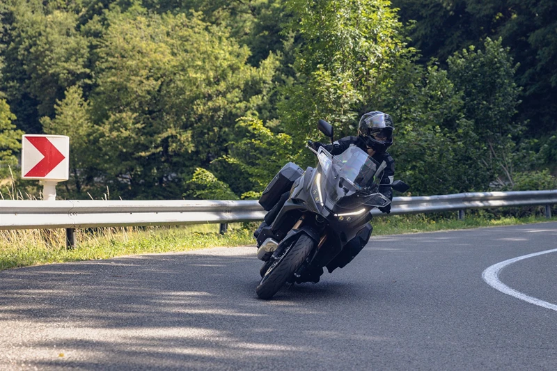 Mit dem neuen elektronischen Fahrwerk geht mit der NT1100 wesentlich mehr im Kurvengeläuf. Mit dem neuen elektronischen Fahrwerk geht mit der NT1100 wesentlich mehr im Kurvengeläuf.