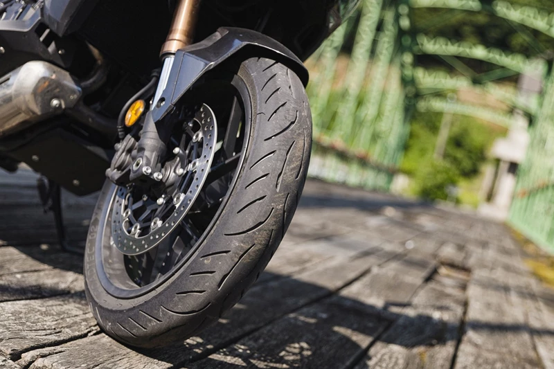 Der Metzeler Roadtec 02 steckte auf unserer Tour sämtliche Strapazen souverän weg. Der Metzeler Roadtec 02 steckte auf unserer Tour sämtliche Strapazen souverän weg.