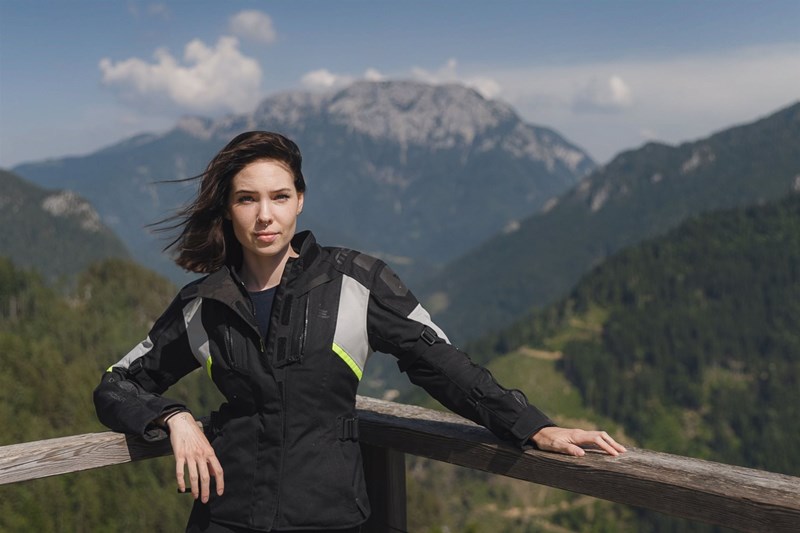 Amelie war überrascht über die Handlichkeit der NT1100. In einer idealen Welt würde sie sich nur etwas weniger Gewicht wünschen. Amelie war überrascht über die Handlichkeit der NT1100. In einer idealen Welt würde sie sich nur etwas weniger Gewicht wünschen.