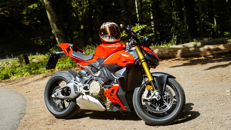 Nicht nur die Helm-Bike-Kombination ist heiß - im Sattel der Streetfighter V4 S beginnt man zu kochen. Nicht nur die Helm-Bike-Kombination ist heiß - im Sattel der Streetfighter V4 S beginnt man zu kochen.