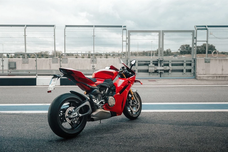 Selbst wenn sie im Alltag fahrbar ist, wurde die Panigale V4 S für die Rennstrecke gebaut. Selbst wenn sie im Alltag fahrbar ist, wurde die Panigale V4 S für die Rennstrecke gebaut.