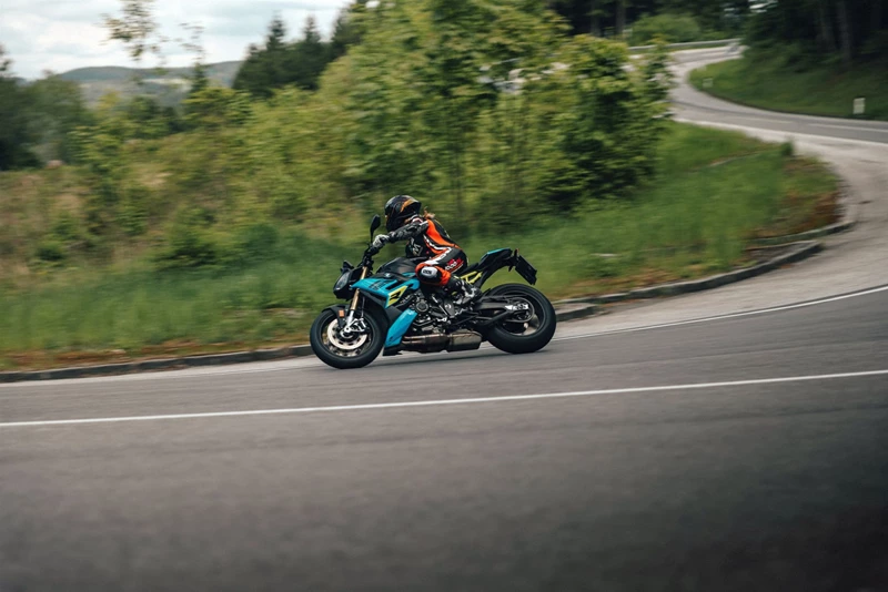 Auf der Straße macht die S 1000 R eine gute Figur. Auf der Straße macht die S 1000 R eine gute Figur.