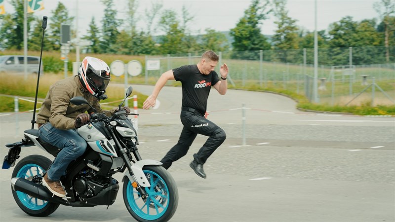 Duell Mann gegen Motorrad