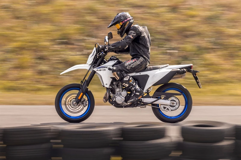 Die Ergonomie auf der DR-Z4SM. Die Ergonomie auf der DR-Z4SM.