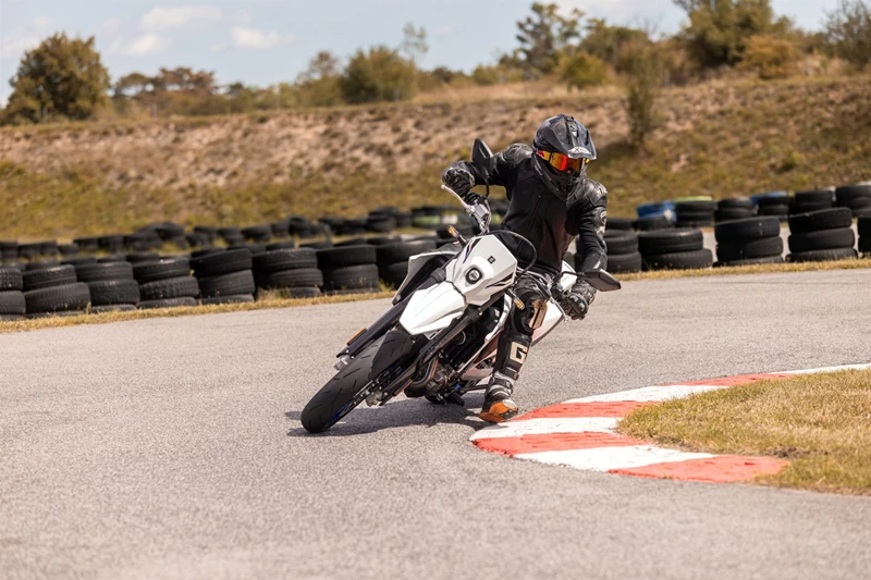 Suzuki DR-Z4SM - Erste Runden auf Asphalt und Track Suzuki DR-Z4SM - Erste Runden auf Asphalt und Track