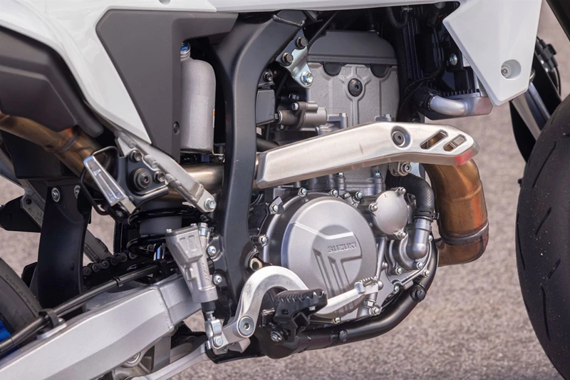 Trotz geringer Kubatur schiebt der Einzylinder von unten. Trotz geringer Kubatur schiebt der Einzylinder von unten.