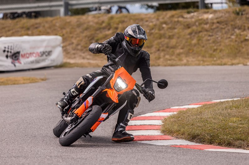 Die KTM macht es ihren Piloten leicht, Spaß zu haben.