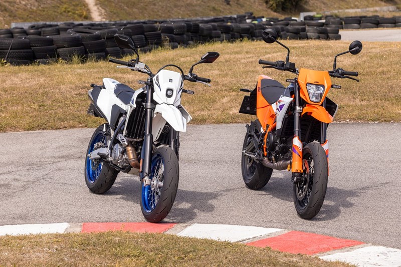 Die Preis-Leistungs-Empfehlung geht an die KTM. Wer jedoch eine wahre Supermoto will, kommt an der Suzuki nicht vorbei. Die Preis-Leistungs-Empfehlung geht an die KTM. Wer jedoch eine wahre Supermoto will, kommt an der Suzuki nicht vorbei.