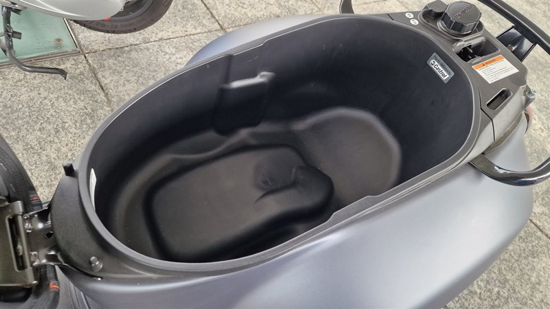 Das Staufach wirkt zwar groß, Integralhelme passen jedoch nicht hinein.