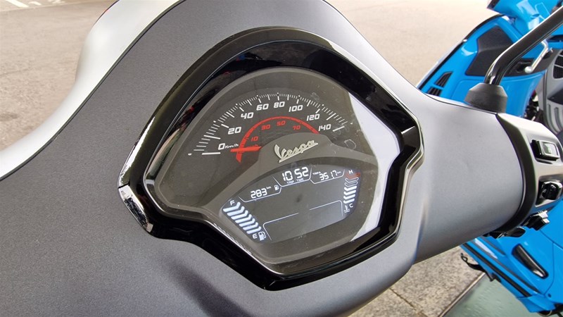 Die Armaturen mit analoger Geschwindigkeitsanzeige wirken retro-chic.