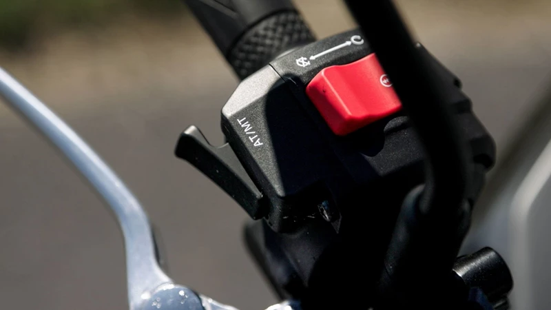 Der Knopf, der für Veränderung sorgt: AT/MT wechselt von Automatik zu Manuell. Der Knopf, der für Veränderung sorgt: AT/MT wechselt von Automatik zu Manuell.