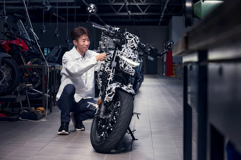 Masatsugu Tanaka arbeitete schon an vielen, heute teils ikonischen Honda Modellen. Sein Wissen soll nun in das erste Elektro-Motorrad der Japaner fließen. Masatsugu Tanaka arbeitete schon an vielen, heute teils ikonischen Honda Modellen. Sein Wissen soll nun in das erste Elektro-Motorrad der Japaner fließen.