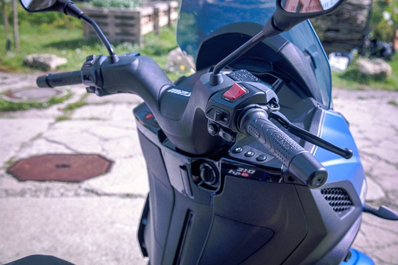 Unter dem Not-Aus liegt der wirkungsvolle Schalter: Hiermit lässt sich die Front arretieren.