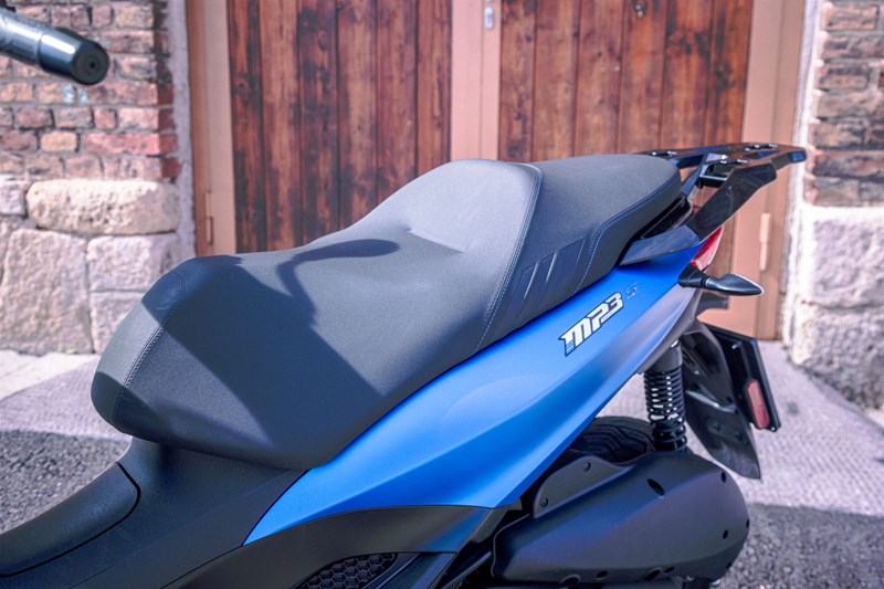 Der Sitzkomfort ist in Ordnung, aber man merkt den attraktiven Preispunkt des MP3 310.