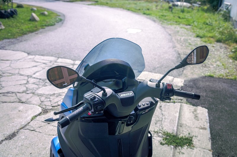 Das Cockpit bietet viele Funktionen, wirkt aber dennoch aufgeräumt.