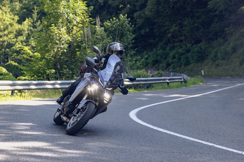 Die Tracer 9 kippt deutlich williger in Schräglage und wedelt agiler durch die Kurven. Die Tracer 9 kippt deutlich williger in Schräglage und wedelt agiler durch die Kurven.