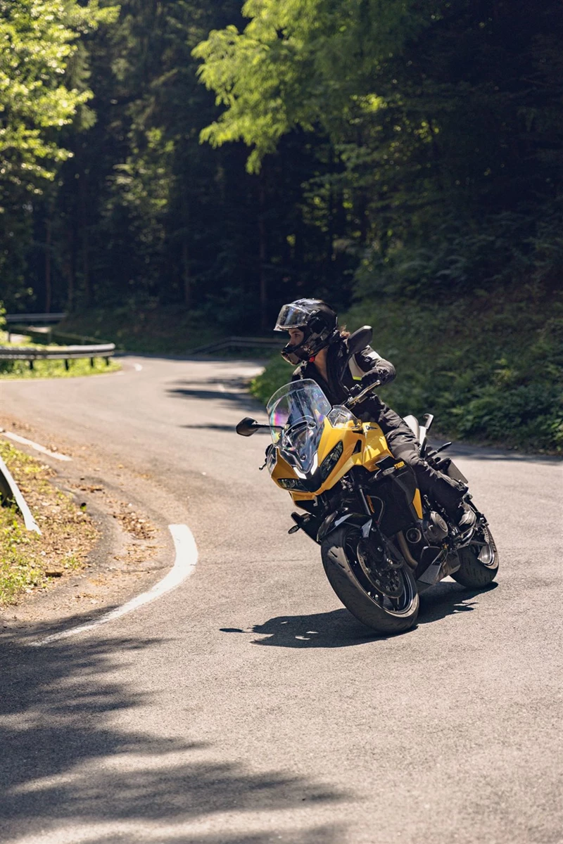 Die Sitzposition auf der Triumph Tiger Sport 800 ist mehr Vorderrad-orientiert, aber dennoch entspannt. Die Sitzposition auf der Triumph Tiger Sport 800 ist mehr Vorderrad-orientiert, aber dennoch entspannt.