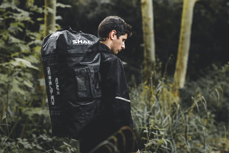 Die SHAD SW80 Hecktasche lässt sich auch abseits des Motorrads praktisch transportieren. Die SHAD SW80 Hecktasche lässt sich auch abseits des Motorrads praktisch transportieren.
