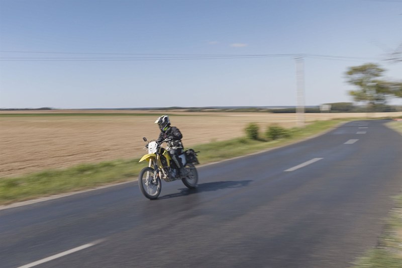 Auch vor langen Asphalt-Etappen müssen sich die A2-Dual Sports nicht fürchten. Mit der Suzuki und ihren fünf Gängen muss man es schon langsamer angehen, dafür bietet sie mehr Komfort.