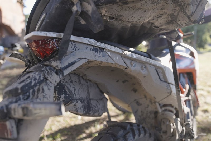 Das minimalistische Heck der KTM 390 Enduro R kann mit manchen Gepäcksystemen zur Herausforderung werden.