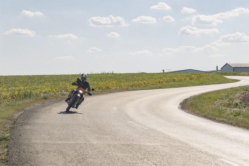 Dank ihrer Stabilität kann die 390 Enduro R noch schneller durch die Kurve getrieben werden.