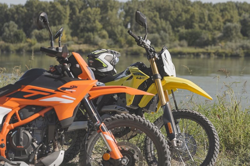 Am Papier sind sich die DR-Z4S und 390 Enduro R sehr ähnlich. In der Praxis sind nicht nur beim Motor klare Unterschiede spürbar.