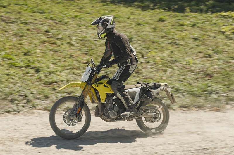 Der Abstand zwischen Lenker und Fußrasten fällt auf der Suzuki geringer aus, was bergauf, bei höheren Geschwindigkeiten, oder für große Piloten nicht optimal ist.