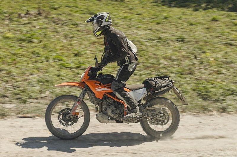 Auf der KTM hat man mehr Platz nach vorne hin, was gut mit dem sportlichen Fahrwerk harmoniert.
