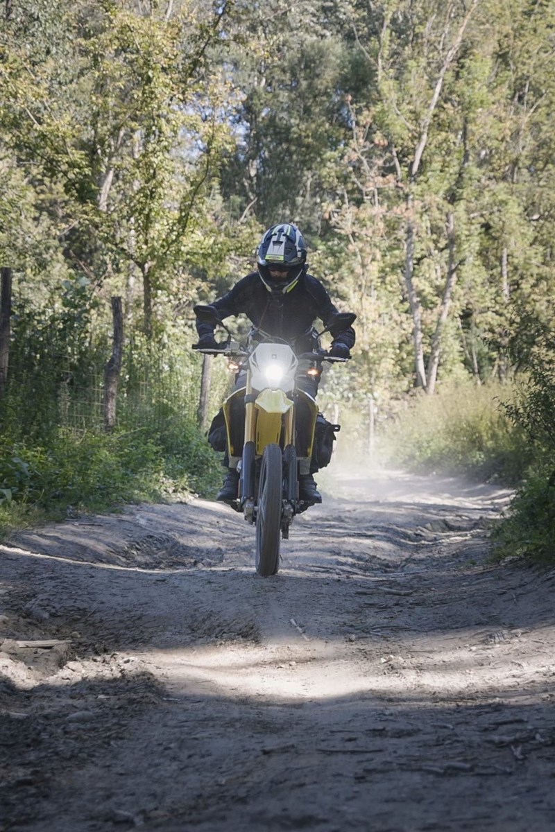 Die DR-Z4S wirkt verspielter, hüpft agiler über Hindernisse und hat immer Drehmoment parat.