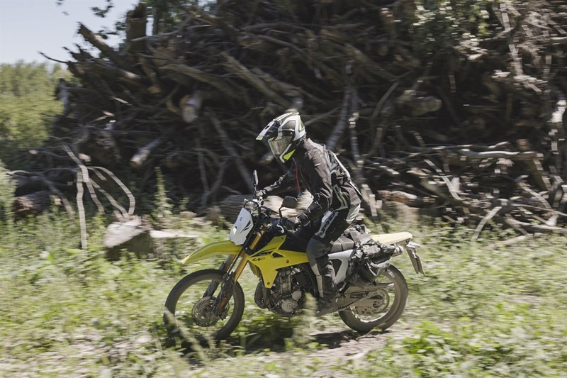 Die Drosselklappensteuerung der DR-Z4S ist zwar elektrisch, doch der Gasgriff selbst bewegt noch ein Stahlseil, was erst später zum Sensor läuft. Das Ergebnis ist ein sehr direktes, präzises Gefühl für Motor und Leistungsentfaltung.