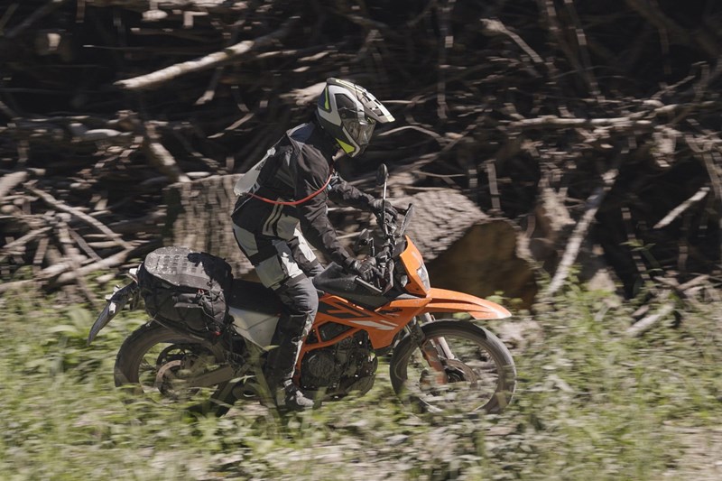 Das Ride-by-wire der KTM fühlt sich deutlich digitaler, unpräziser an und braucht auch bei langsamen Manövern recht viel Drehzahl.